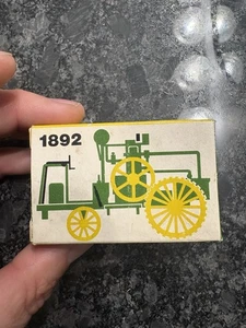 Vintage 1892 USA John Deere No. 561 Die Cast Ertl Spielzeugmodell Froelich Traktor  - Bild 1 von 3