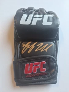 Youssef Zalal SIGNIERTER HANDSIGNIERTER UFC HANDSCHUH COA BAS BECKETT COA BS65537 - Bild 1 von 2