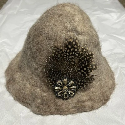 Vintage Women’s Tan Beige Brown Wool Cloche Hat With Feather Hat Brooch - Изображение 1 из 4