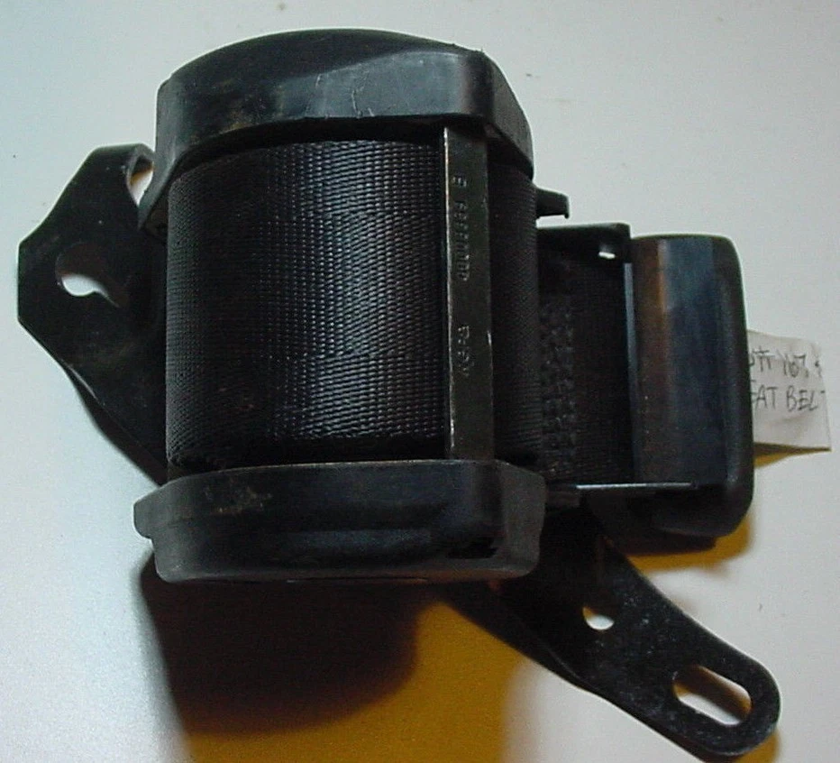 Retractor de cinturón trasero derecho VW Volkswagen Golf 1988 1989 1990 Foto 1 de 1