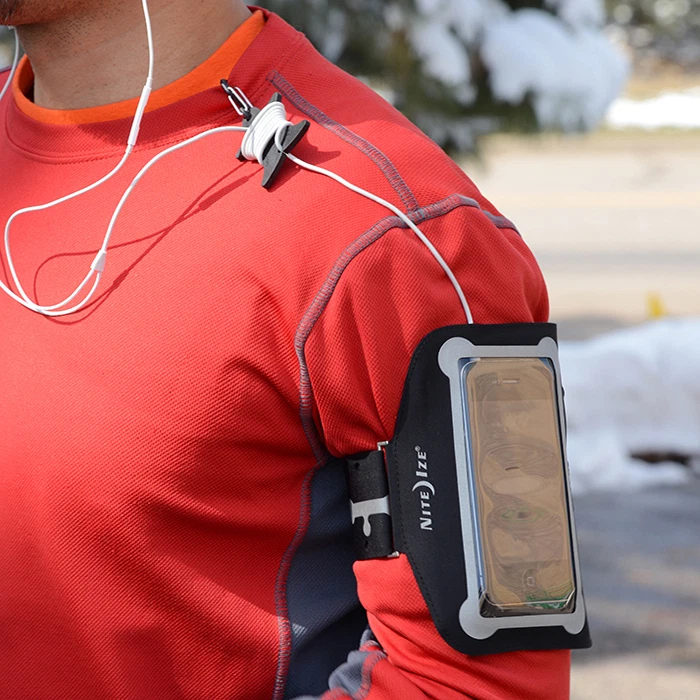 Brazalete de acción universal Nite Ize NIPB2-01-R8 en color negro. Foto 1 de 4