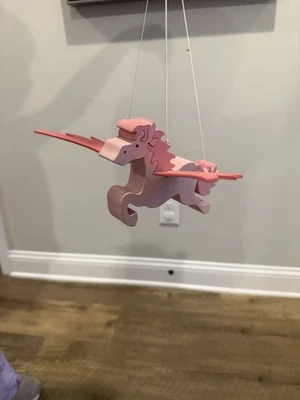 Pegaso Rosa Decoración Habitación Colgante Único Unicornio Primavera Excelente Estado Madera Foto 1 de 4