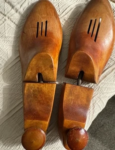 Vintage Florsheim 4N Red Wood Shoe Trees Stretchers Vented Form Inserts Pair - Picture 1 of 14