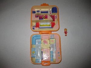 Polly Pocket Bluebird 1989 Polly's Townhouse Compact vintage con 1 figurina - Foto 1 di 6
