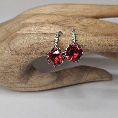 Elegantes pendientes de aro de plata de ley 925 con hebilla de circón de cristal rojo Foto 1 de 4