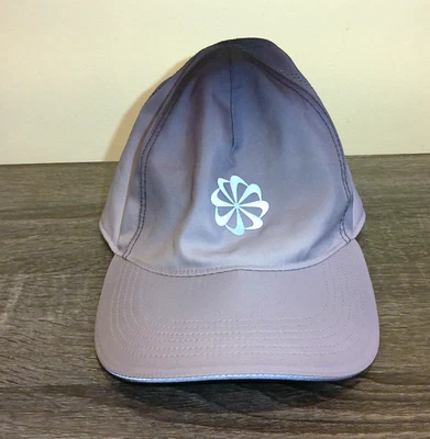Gorra para correr Nike Featherlight Dri-FIT gris negra degradada reflectante con logotipo Foto 1 de 4