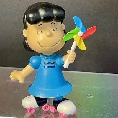 Figura de acción Just Play Peanuts Lucy con molinete 3 pulgadas PVC JP juguete adorno de pastel Foto 1 de 4