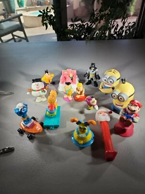 Lote de juguetes Happy Meal, Disney, Picapiedra, Los Pitufos, Nintendo, Pez, Batman Foto 1 de 4