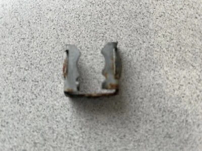 1996 - 2002 MERCEDES-BENZ E320 E430 W210 ~ 1 个燃料注入夹 ~ A1190780641 — 第 1/3 张图片