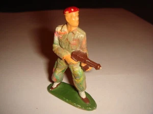  FIGURINE STARLUX MILITAIRE BÉRET ROUGE MOIRÉE MITRAILETTE BASSE (CASSE) - Picture 1 of 1