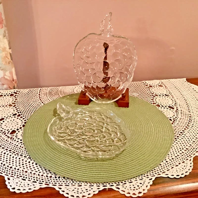 Dos platos de vidrio transparente con forma de fresa de 10 pulgadas Foto 1 de 4