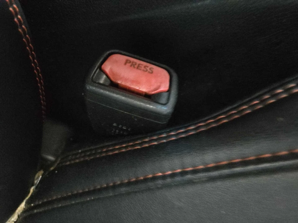 Toyota Camry 2015-2017 hebilla de cinturón de seguridad del conductor *negro* OEM 7323006700C0 Foto 1 de 1