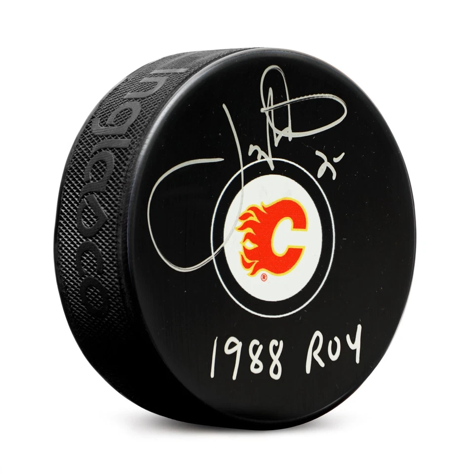 Disco de hockey firmado por Joe Nieuwendyk Calgary Flames con billete Roy 1988 Foto 1 de 1