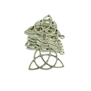 30 Pezzi Tibetani D'argento Triangolo Nodo Celtico Gioielli Rendendo Pendente Di - Foto 1 di 5