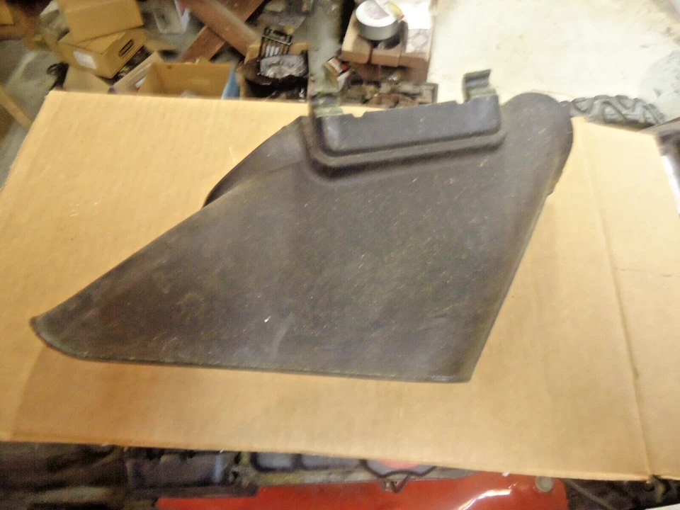Deflector de conducto de hierba de una cortadora de césped Craftsman  Foto 1 de 3