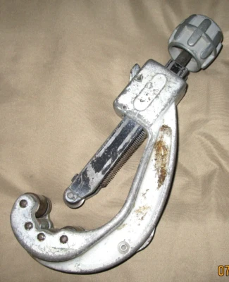 1 - Ridgid  Model 152 - ratchet type Tubing Tube Cutter 1/4" to 2-5/8" - Image 1 of 2