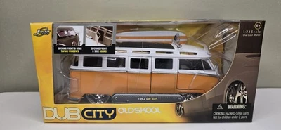 2006 Dub City Old Skool 1962 VW Bus brinquedos Jada fundidos escala 1:24 com prancha de surf - Imagem 1 de 4