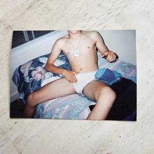 1990er AMERIKANISCHER MÄNNLICHER HEMDLOSER IN ENGEN WEISSEN BEULEN SLIPS SCHWULES INTERESSE FOTO - Bild 1 von 4