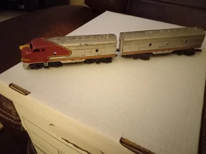 HO GAUGE SANTA FE DIESEL ENGINE WITH DUMMY UNIT - Picture 1 of 2