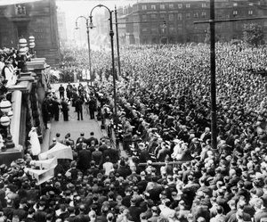The crowd massed in Hamilton Square Birkenhead at Memorial Service- Old Photo - Foto 1 di 1