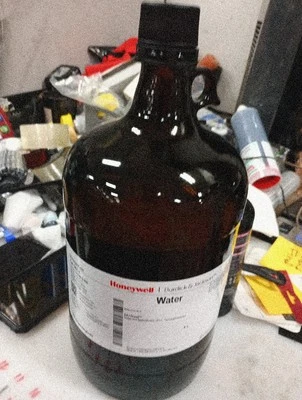 Gato de agua. 365-4 7732-18-5 4 litros Honeywell Burdick & Jackson (1 paquete) 069 Foto 1 de 4