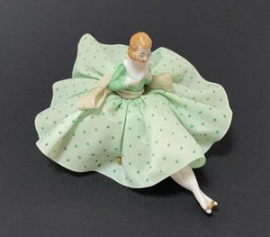 ALFILER DE MEDIA MUÑECA DE PORCELANA VINTAGE COJÍN PINTADO A MANO ART DECO CON PATAS - Imagen 1 de 11