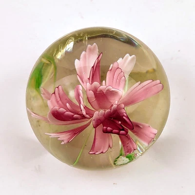 Pisapapeles de vidrio artístico rosa azafrán floral hojas verdes pequeño 2" redondo Foto 1 de 4