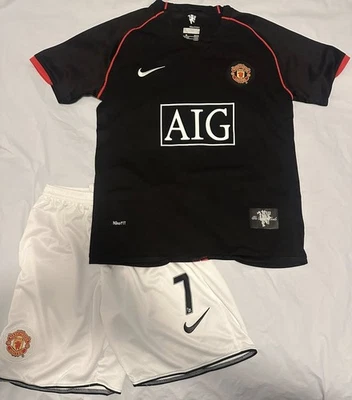 Kit de camisa preta retrô Youth Large Cristiano Ronaldo #7 Manchester United tamanho 28 - Imagem 1 de 3