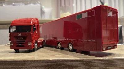 Iveco Stralis Ferrari 1/43 Motorhome nuovo imballato + Omaggio Sacchetto Ferrari - Immagine 1 di 4