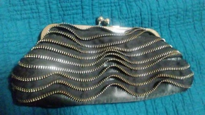 Bolso de mano con cremallera negro.  ¡Único!  Puede vestirlo o ir casual.  Marco tono plata. Foto 1 de 4