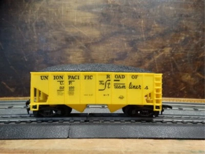 Life Like HO Scale 41' Union Pacific Streamliners 32100 Hopper with Coal Load - Image 1 of 4