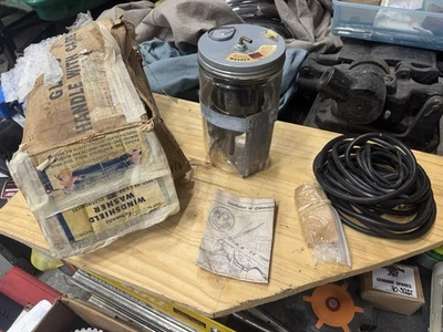 Nuevo de Lote Antiguo 1957 GM Oldsmobile Super 88 98 Automático Parabrisas Lavadora Botella Accesorio Foto 1 de 4