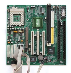 Placa madre Socket 370 - ACorp 6VIA85P - Apollo Pro 133 - con cables - PROBADA - Imagen 1 de 2