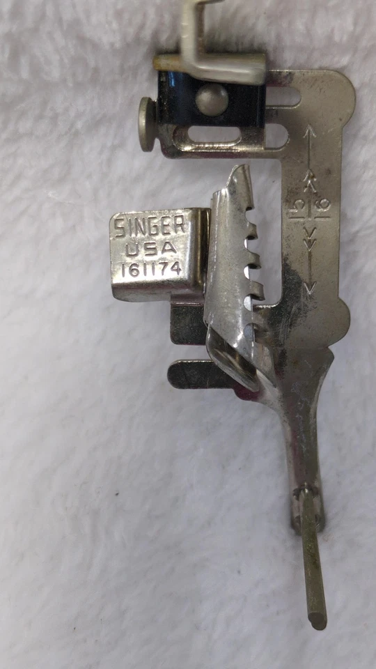 Máquina de Coser SINGER 161174 Vástago Inclinado Multi-Ranura PIE ENCUADERNADOR Foto 1 de 4