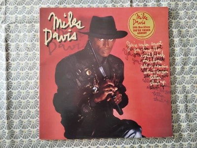 LP MILES DAVIS YOU'RE UNDER ARREST/LABEL CBS - Photo 1/4