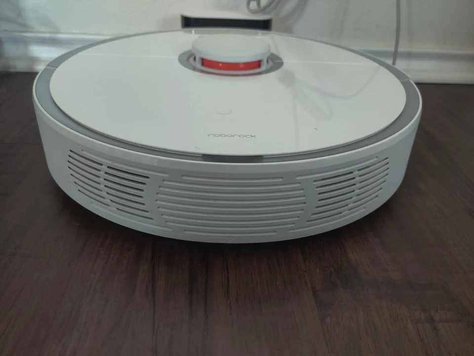 WHITE ROBOROCK S501 VACUMM USED WORKS WELL LOVED - Image 1 of 4