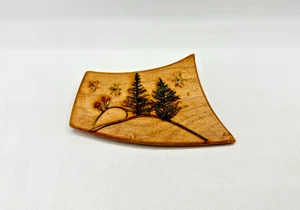 Broche prendedor vintage de madera de hoja perenne con flores en la ladera - Imagen 1 de 8