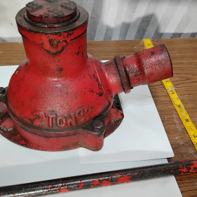 Gato coche camioneta Mazda vintage de 2 toneladas. 1920-30 rojo con asa giratoria. Foto 1 de 3