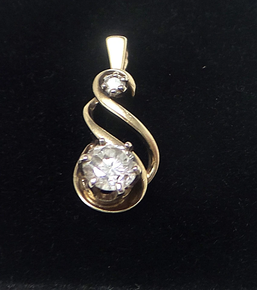 Colgante de diamantes de corte redondo de oro amarillo de 14 quilates para dama Foto 1 de 4