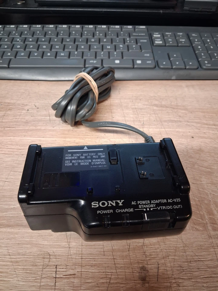 CAMESCOPE SONY Chargeur adaptateur secteur Sony AC-V25 - Image 1 of 1