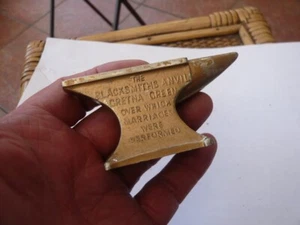 VINTAGE OLD CAST ALUMINIUM PAPER WEIGHT THE FAMOUS GRETNA GREEN MARRIAGE ANVIL - Picture 1 of 6