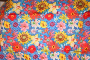 KAELI - LARGE BRIGHT FLOWERS FROM ELIZABETH'S STUDIOS - 100% COTTON FABRIC - Picture 1 of 5