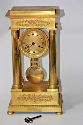 Pendule portique en bronze doré décor de palmettes - Photo 1/4