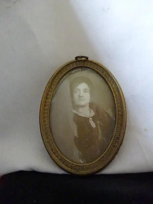 petit Cadre Ancien En laiton ovale  personnage  dame du 20 eme siècle. - Photo 1/4