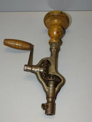 -ANCIENNE PERCEUSE A MAIN PEUGEOT VILEBREQUIN à ENGRENAGES Poignées BOIS   D - Photo 1/4