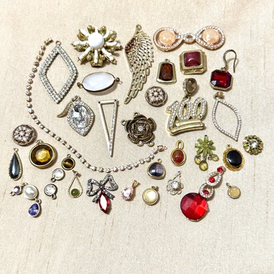 Лот золотистых кулонов с подвесками - от винтажных до современных, стеклянные стразы находка для недвижимости - Изображение 1 из 4