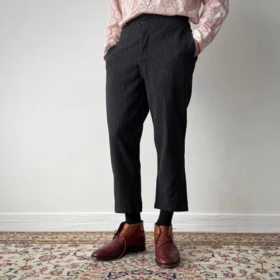 Pantalones a rayas con hebilla lateral con tirantes matutinos europeos vintage de la década de 1940 para hombre Foto 1 de 4