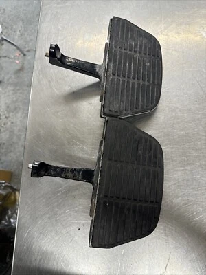 Harley Davidson 2001 FLHT placas de piso de pasajeros con soportes par usado Foto 1 de 4