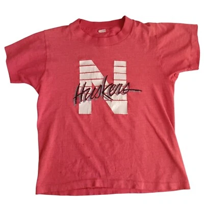 CAMISETA MEDIANA 10-12 Verdadera De Colección Años 80 Niños Roja Nebraska Huskers Reliquia Punto Único Foto 1 de 4