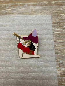 2002 Disney Villains Captain Hook with telescope and map pin - Picture 1 of 1